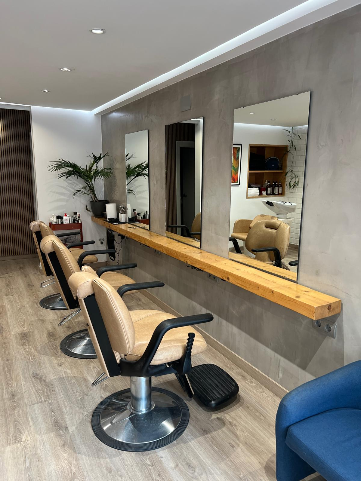 Interior de la peluquería MA-NËL con sus puestos de trabajo